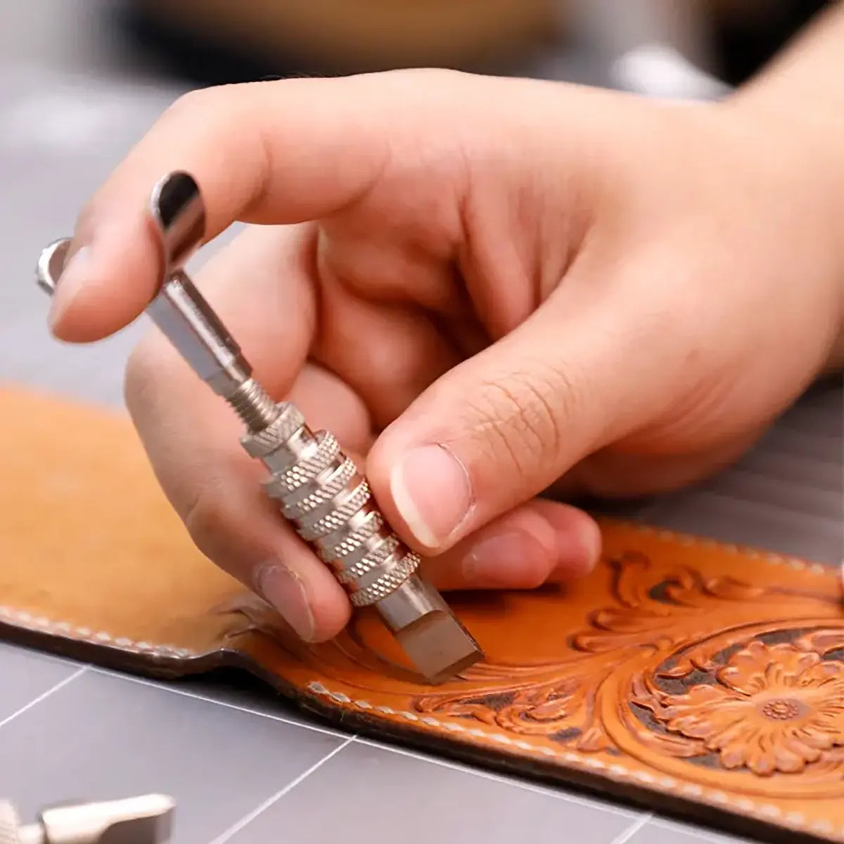 Adjustable Swivel Knife V2 for leather carving.