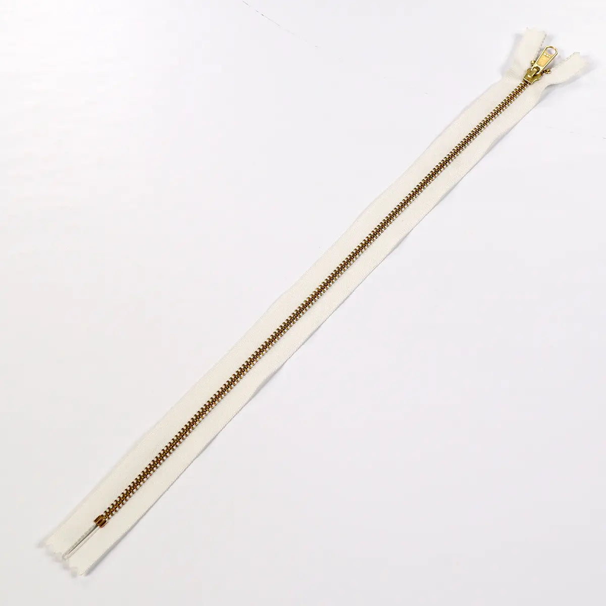 YKK 4.5 Brass Bag Zipper, Long Pull, 14 Inch, White.