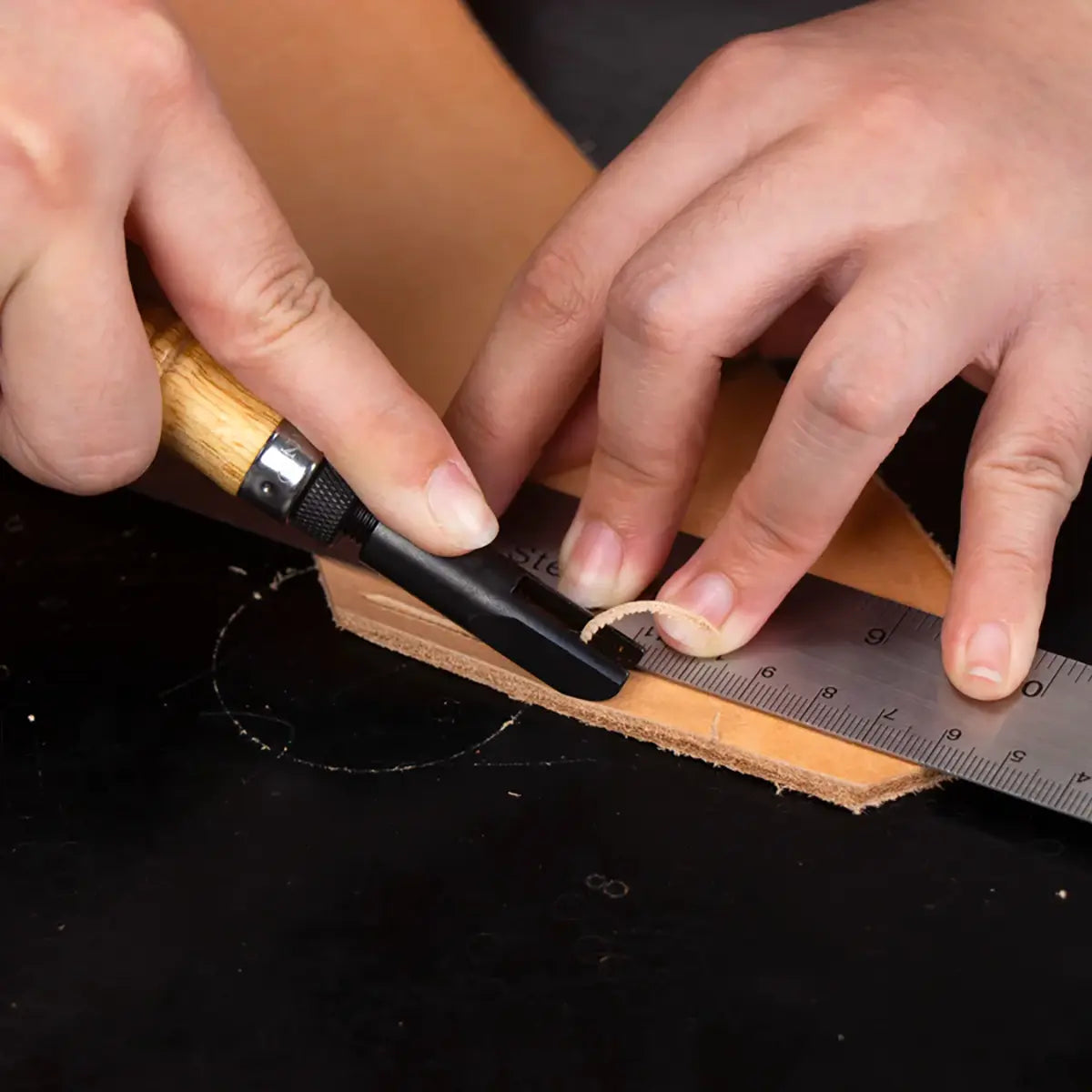 Adjustable Leather Gouge with U-Shaped Blade.